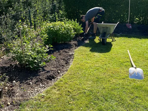 Bild von einer Person die im Garten arbeitet