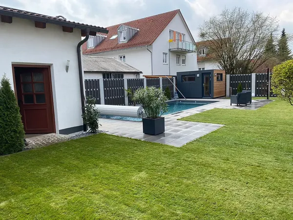 Bild eines Garten mit einem offenen Pool