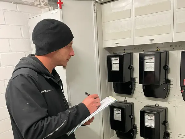 bild zeigt eine Person die sich etwas auf ihrem Zettel notiert