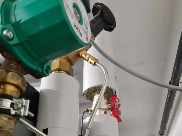 Das Bild zeigt einen Keller mit mehreren Schlauchsysteme