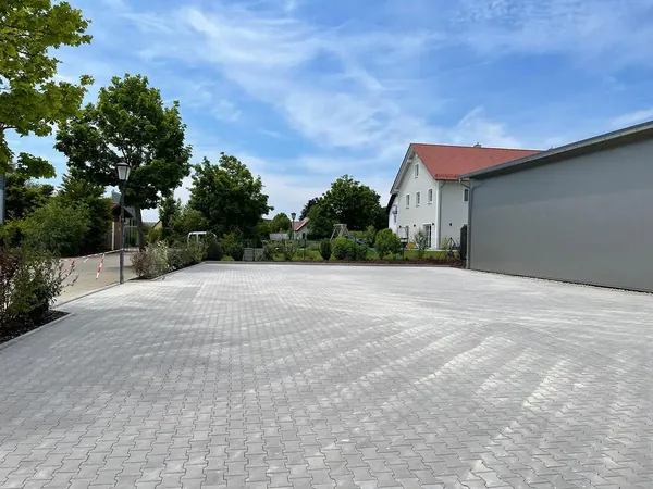 Bild von den Pflasterarbeiten an einem Parkplatz