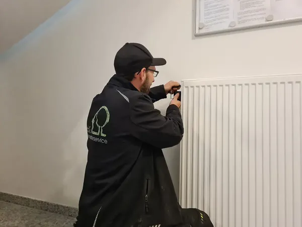 Bild von einem Techniker der eine Heizung repariert