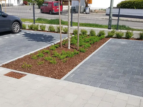 Bild von den Pflasterarbeiten an einem Parkplatz