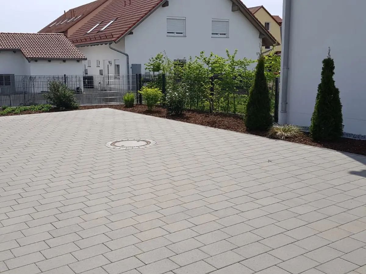 Bild von den Pflasterarbeiten an einem Parkplatz