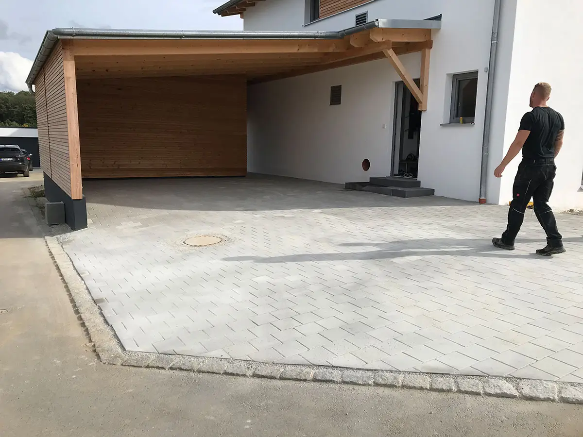 Bild von den Pflasterarbeiten in der Einfahrt von einem Haus