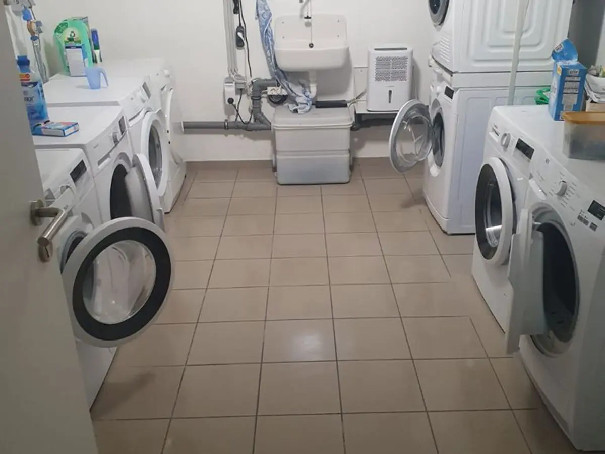 Bild eines gereinigten Waschraum von Gath Hausmeisterservice