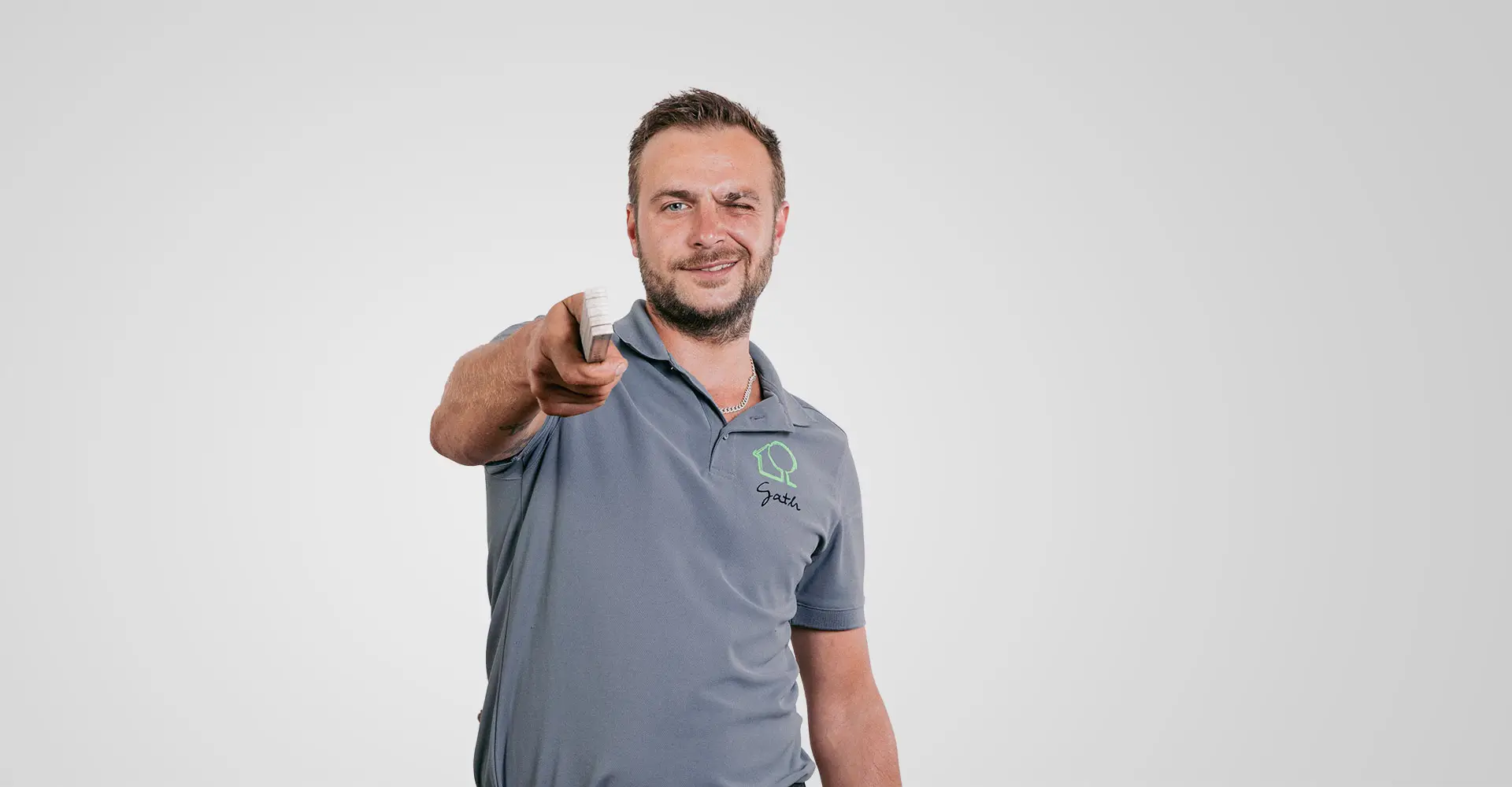 Bild von einer Person die mit dem Finger auf einen zeigt.